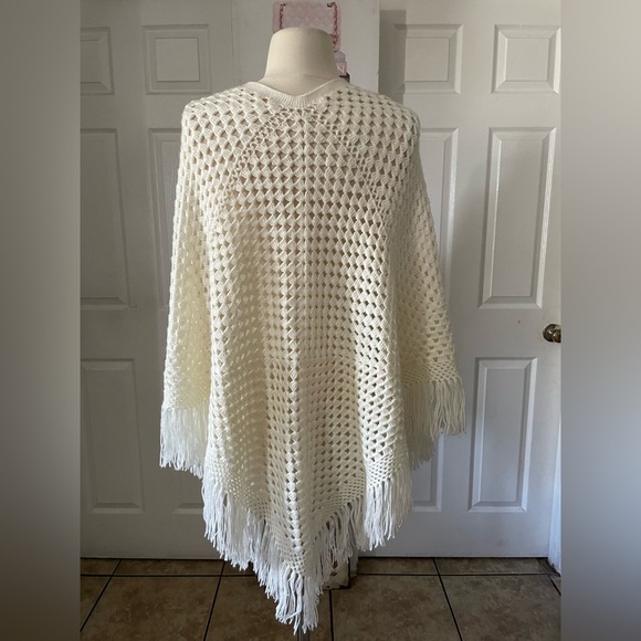 Chic Cream Knit Poncho with Fringe Accents - Picture 3 of 5